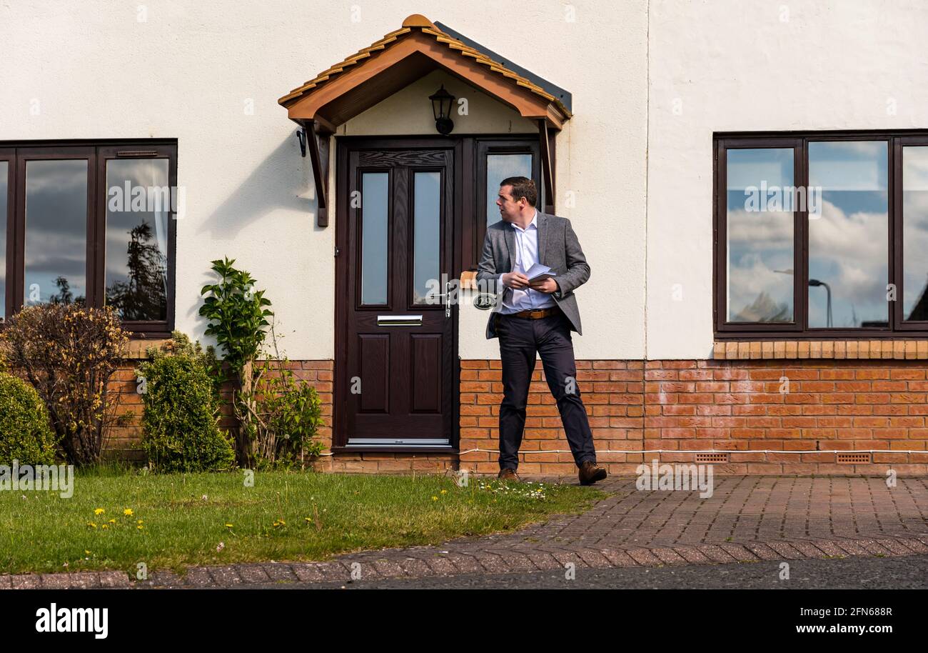 Douglas Ross, chef du parti conservateur écossais, livre 2021 tracts électoraux dans un domaine immobilier, Haddington, East Lothian, Écosse, Royaume-Uni Banque D'Images