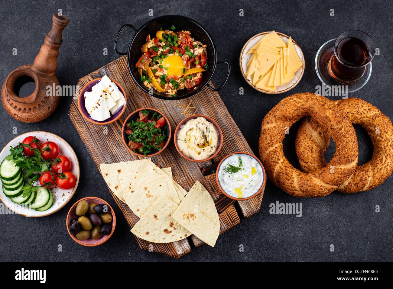 Petit déjeuner turc traditionnel avec meze et simit Banque D'Images