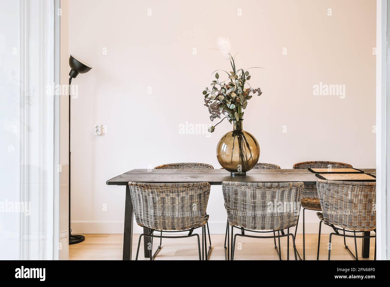 Vase avec fleurs sur la table dans la salle à manger Photo Stock - Alamy