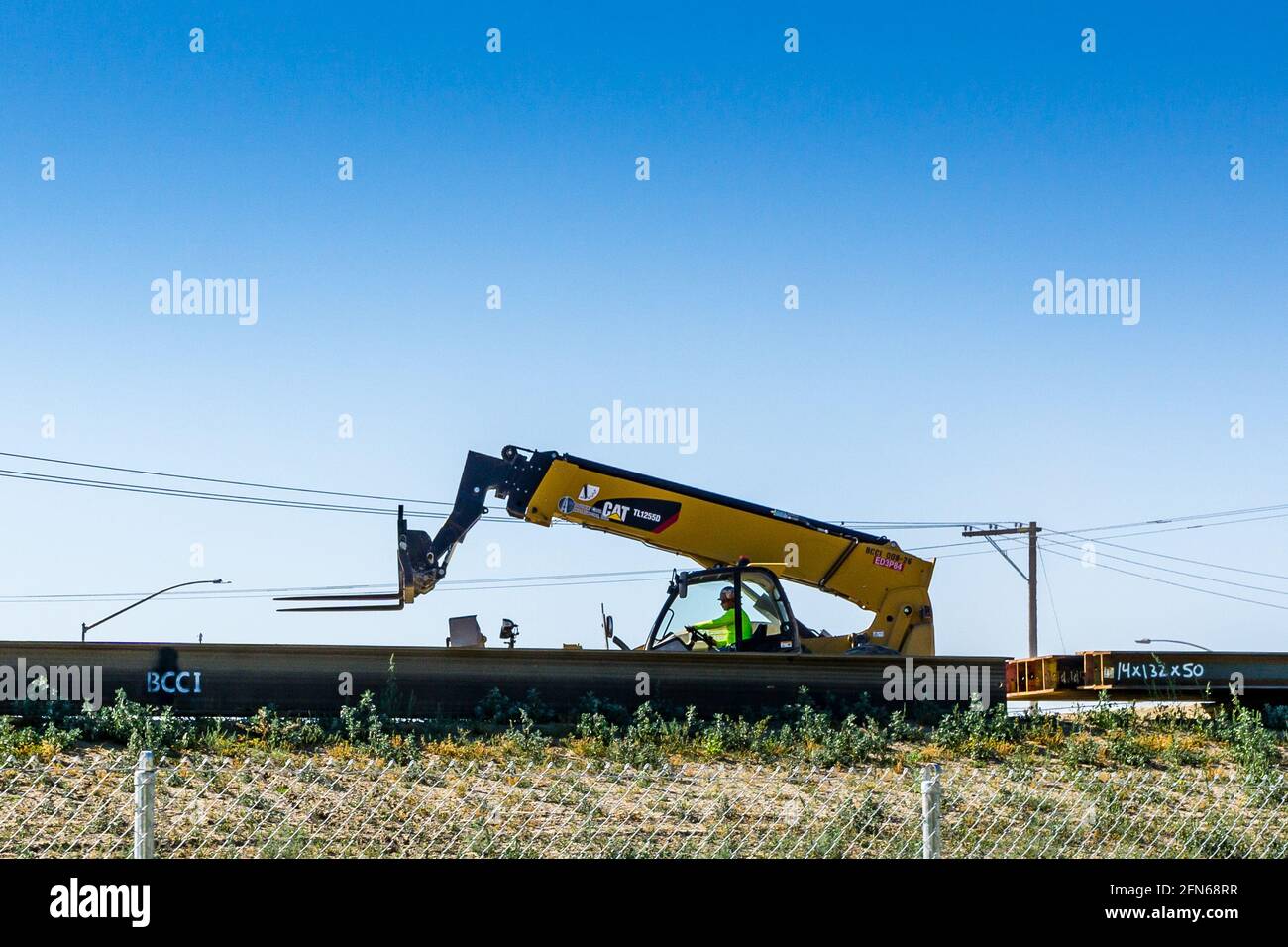 Un chargeur à bras télescopique Caterpillar fournit des fournitures pour le  réacheminement de l'autoroute 132 à Modesto en Californie Photo Stock -  Alamy