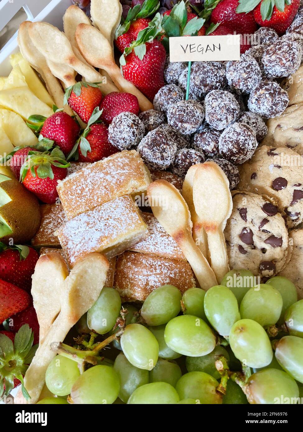 Divers fruits et desserts sur plateau, vue en grand angle Banque D'Images
