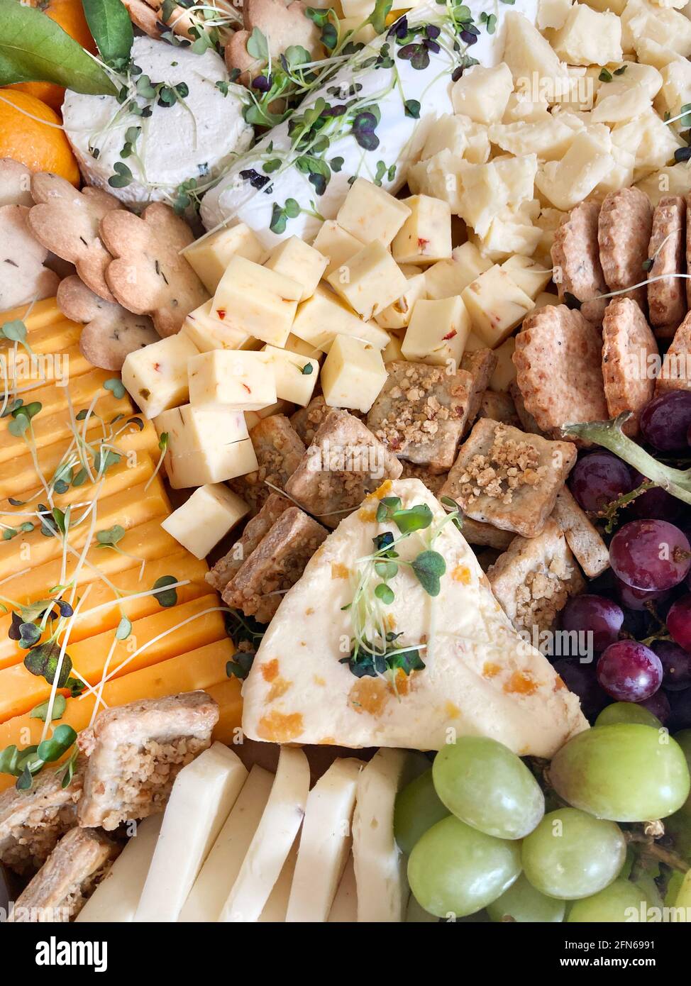 Plateau de fromages avec fruits et garnitures, vue en grand angle Banque D'Images