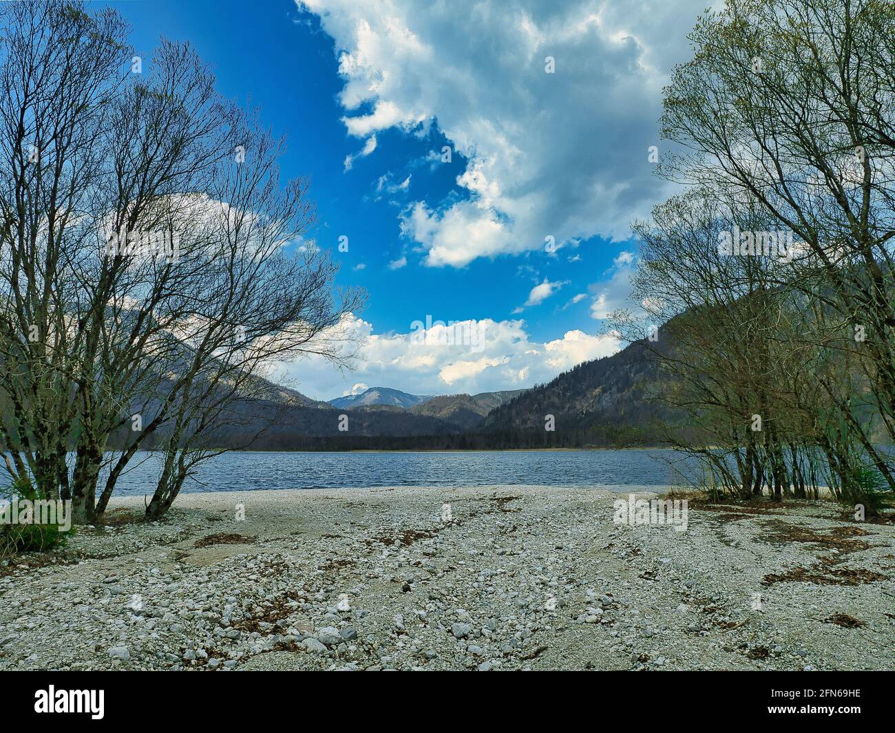 Printemps sur le lac Offensee Banque D'Images