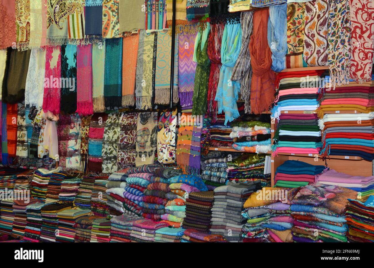 Grande exposition colorée de foulards dans le Grand Bazar d'Istanbul,  parfait pour les touristes à marchander et à profiter d'une affaire locale  Photo Stock - Alamy