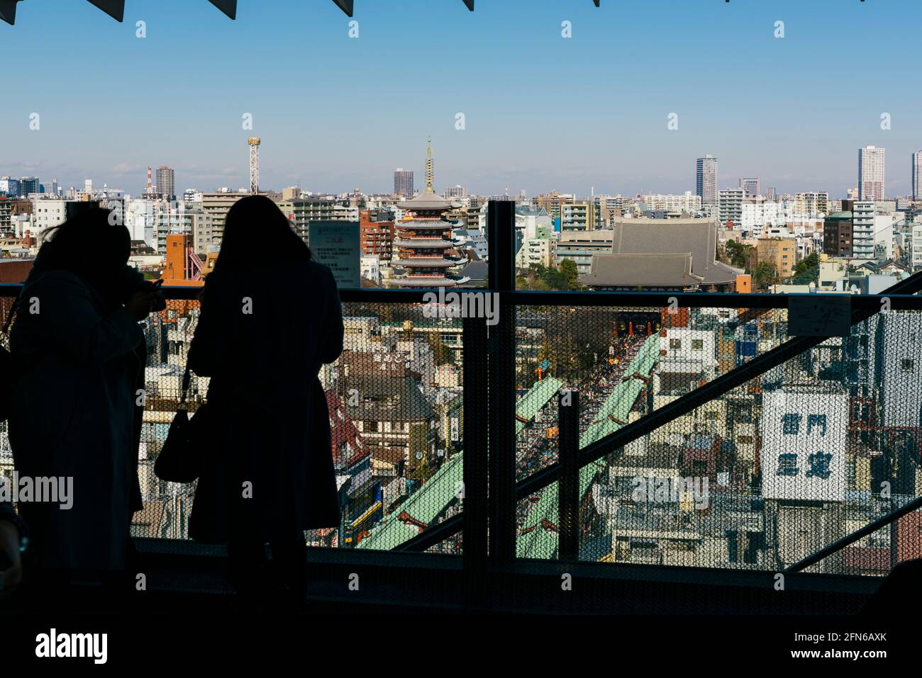 Tokyo, Japon - 10 janvier 2016 : touriste japonais profitant de la vue depuis le dernier étage du Centre d'information touristique sur la culture d'Asakusa. Banque D'Images