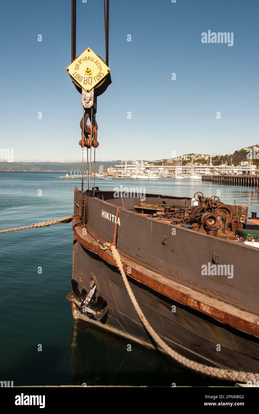 Encore la vie sur les quais de Wellington : grue historique accrochée à l'arc d'un ancien cargo au port de Wellington, en Nouvelle-Zélande. Banque D'Images