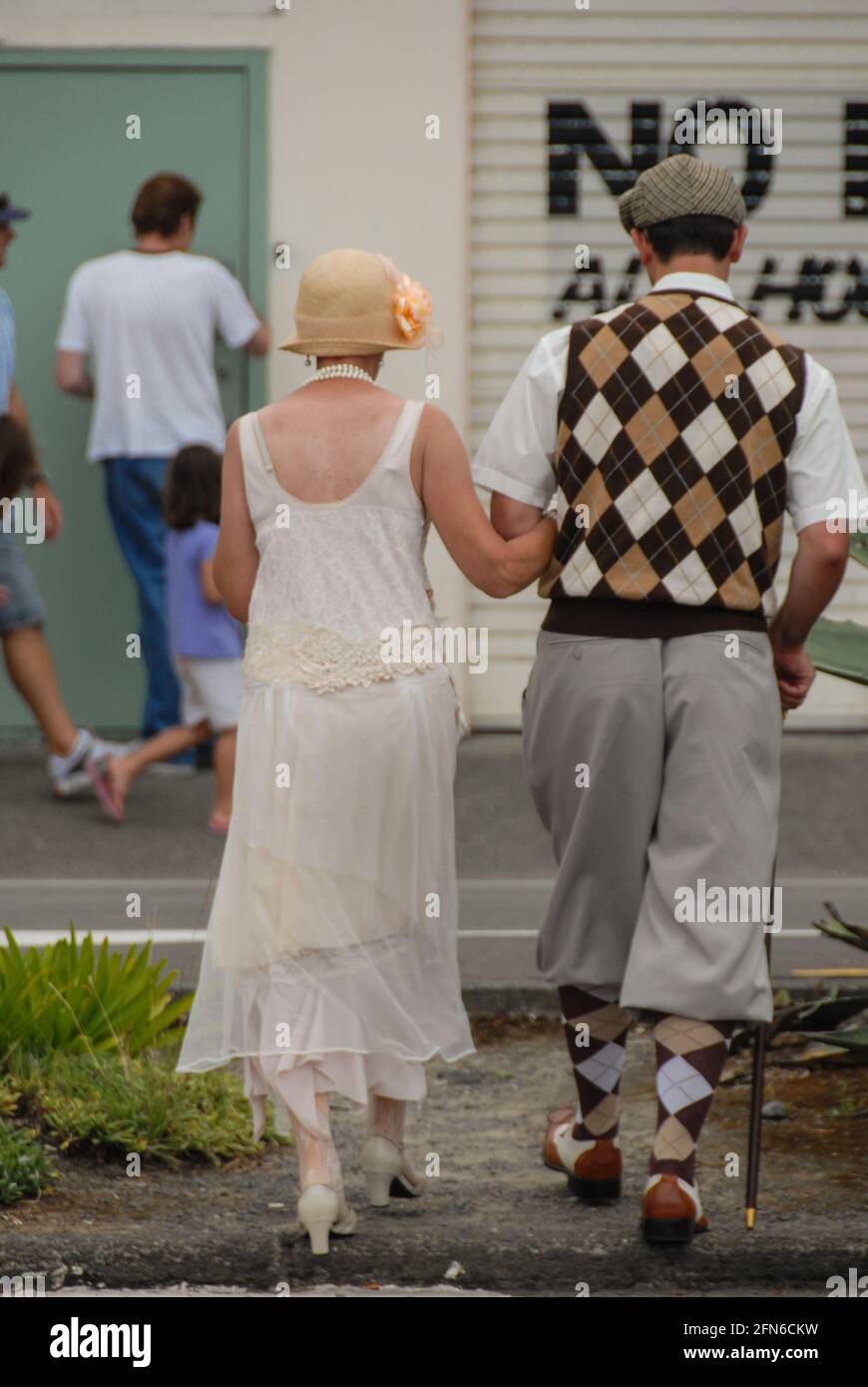 Le style : un couple participe à la fête annuelle du week-end Art déco à Napier, vêtu de style 30s. Banque D'Images