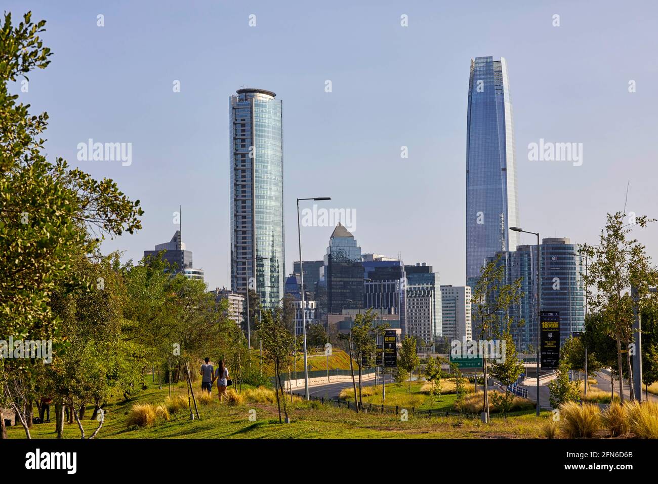 Parque Bicentenario avec vue sur Torre Costanera à Santiago Chili Amérique du Sud Banque D'Images