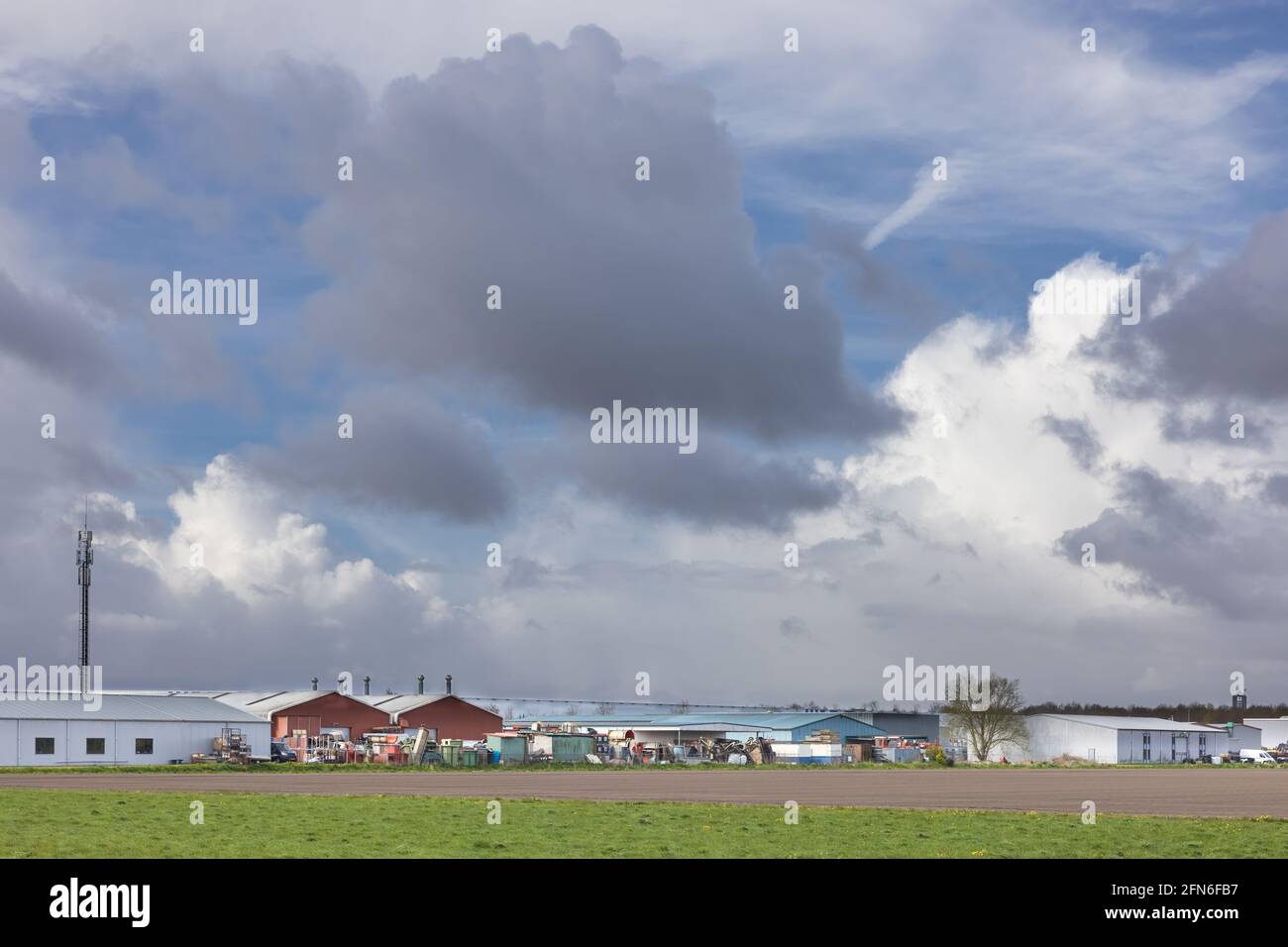 Parc industriel hollandais près d'Emmeloord avec ciel orageux Banque D'Images