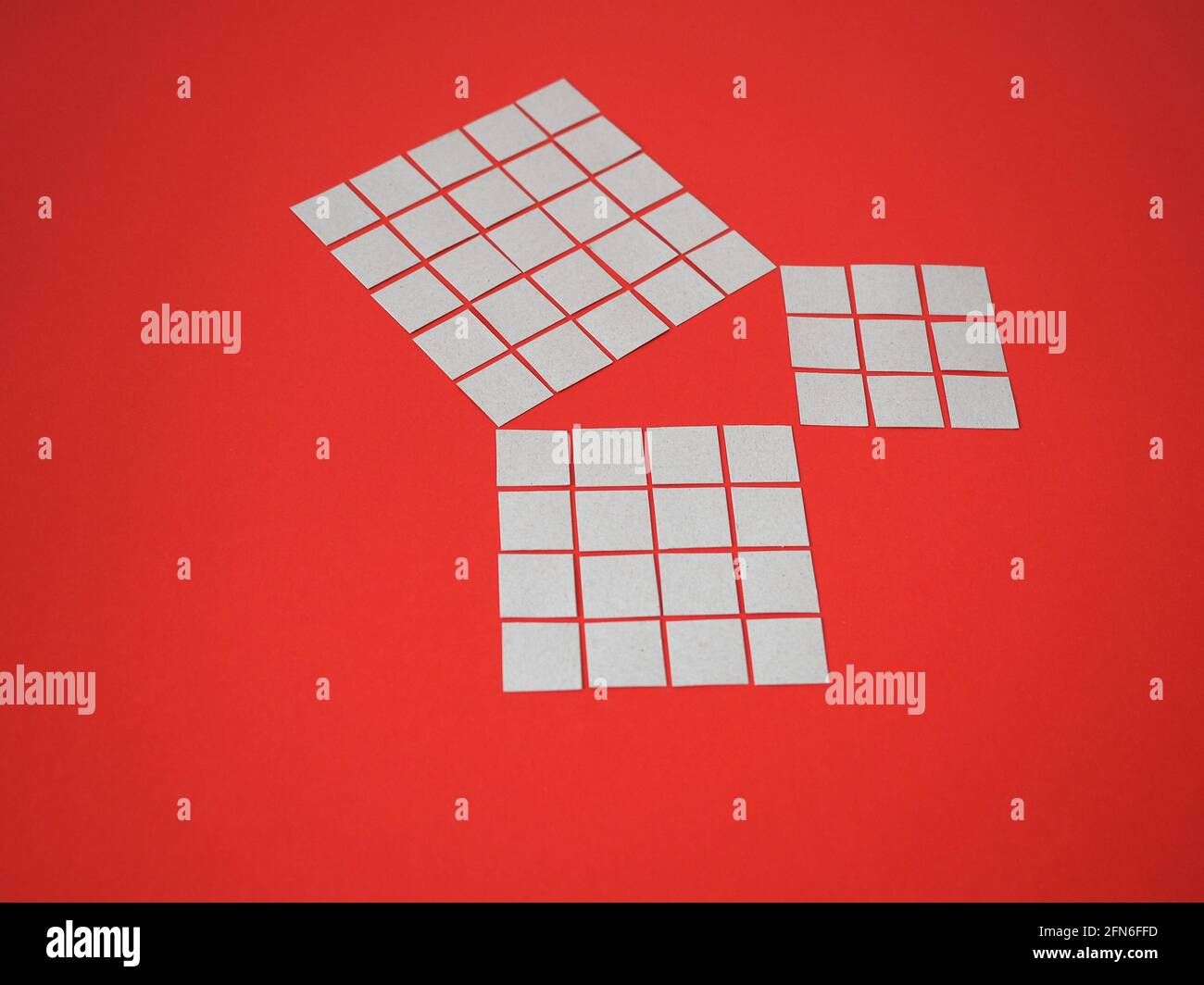 Démonstration géométrique du théorème pythagore avec des carrés en carton Banque D'Images