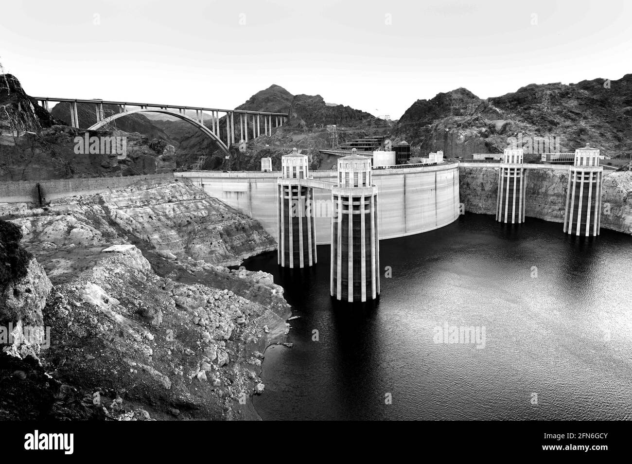 Lac Mead NRA États-Unis 13 mai 2021. (NOTE AUX ÉDITEURS : l'image a été convertie en noir et blanc.) Le barrage Hoover est visible dans le Black Canyon du fleuve Colorado, à la frontière entre l'Arizona et le Nevada. Le barrage Hoover, achevé en 1936, abrite le lac Mead, le plus grand réservoir des États-Unis en volume. Le barrage Hoover est une attraction touristique majeure ; près d'un million de personnes visite le barrage chaque année. Les générateurs du barrage fournissent de l'électricité aux services publics et privés du Nevada, de l'Arizona et de la Californie. Crédit : David Becker/ZUMA Wire/Alay Live News Banque D'Images