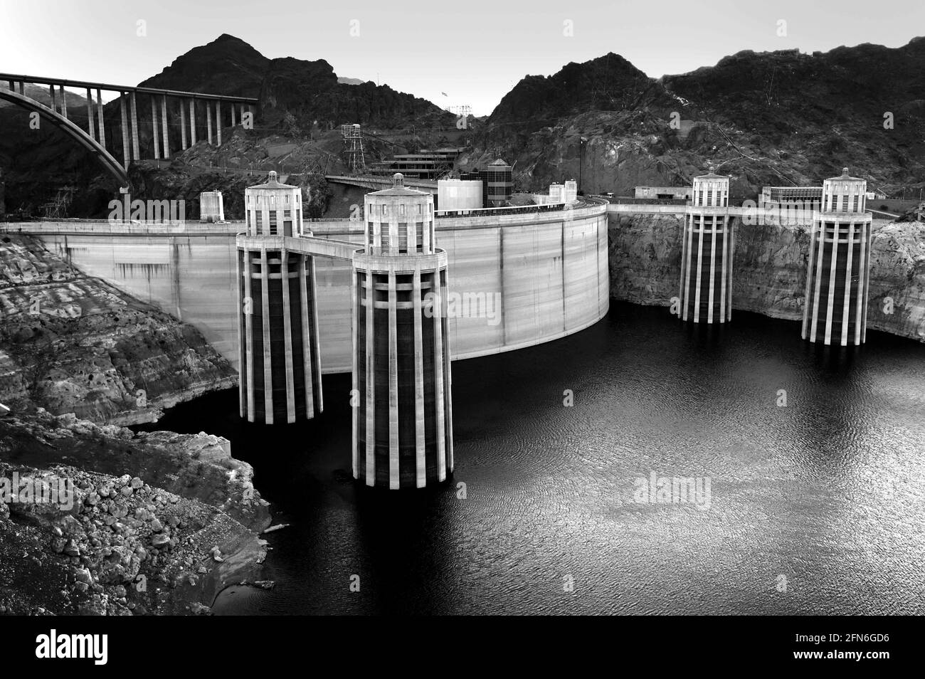 Lac Mead NRA États-Unis 13 mai 2021. (NOTE AUX ÉDITEURS : l'image a été convertie en noir et blanc.) Le barrage Hoover est visible dans le Black Canyon du fleuve Colorado, à la frontière entre l'Arizona et le Nevada. Le barrage Hoover, achevé en 1936, abrite le lac Mead, le plus grand réservoir des États-Unis en volume. Le barrage Hoover est une attraction touristique majeure ; près d'un million de personnes visite le barrage chaque année. Les générateurs du barrage fournissent de l'électricité aux services publics et privés du Nevada, de l'Arizona et de la Californie. Crédit : David Becker/ZUMA Wire/Alay Live News Banque D'Images