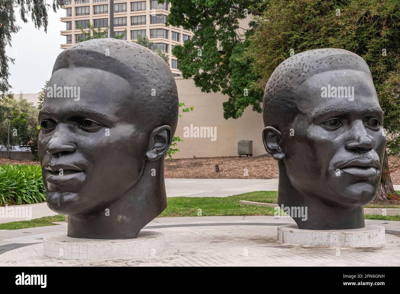 Pasadena, CA, USA - 11 mai 2021 : gros plan du grand mémorial Robinson avec des chefs de frères Jackie et Mack, à la fois réussie, célèbre et Trail bl Banque D'Images