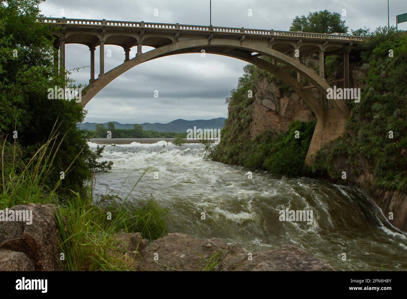 Eau de la rivière qui coule sous un pont Banque D'Images