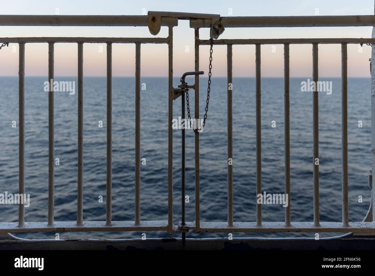 Coucher de soleil sur la mer Baltique vu depuis un bateau de croisière Banque D'Images