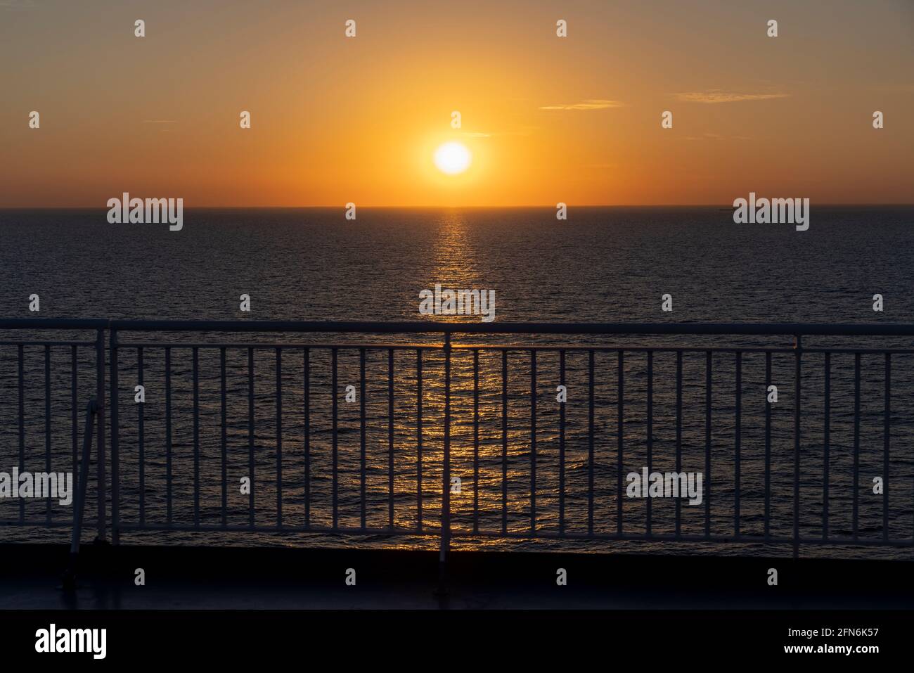 Coucher de soleil sur la mer Baltique vu depuis un bateau de croisière Banque D'Images