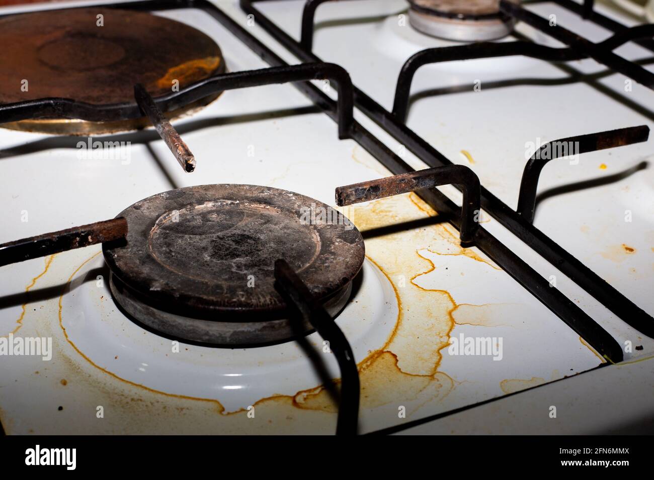 Plaque métallique sale. Les brûleurs de la table de cuisson combinée  électrique et gaz sont recouverts de saleté et de graisse après la cuisson  Photo Stock - Alamy