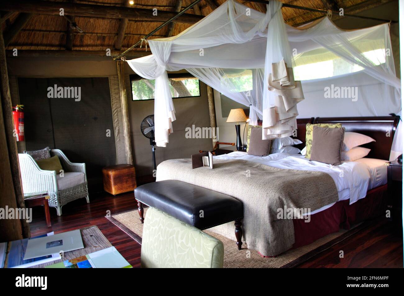 Botswana: Luxury Wilderness Camp Duma Tau sur la rivière Linyanti près du canal de Savuti dans le delta d'Okavango Banque D'Images