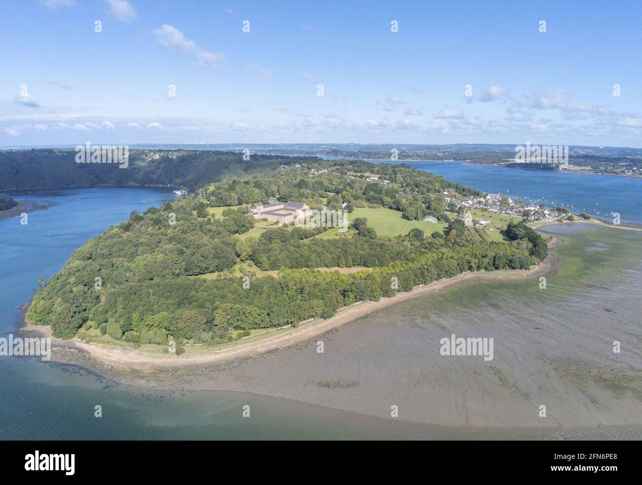 France, Finistère, Landévennec, Abbaye Saint-Guénolé, dans la vallée de Brest port à l'embouchure de l'Aulne (vue aérienne) Banque D'Images