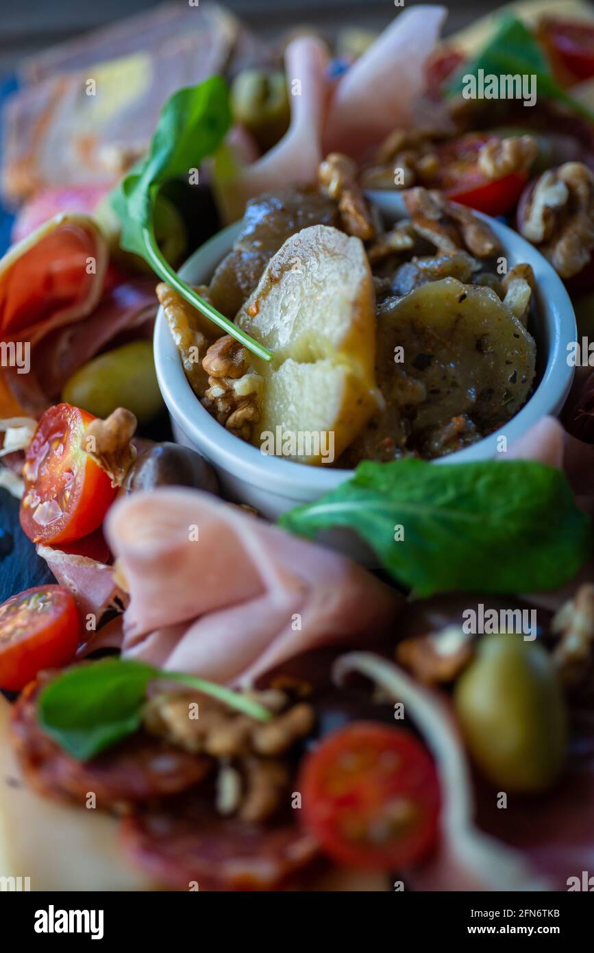 table pleine de produits méditerranéens tels que noix, jambon, fromage, olives, tomate, aubergine., olives, tomate, aubergine., olives, tomate, aubergine. Banque D'Images