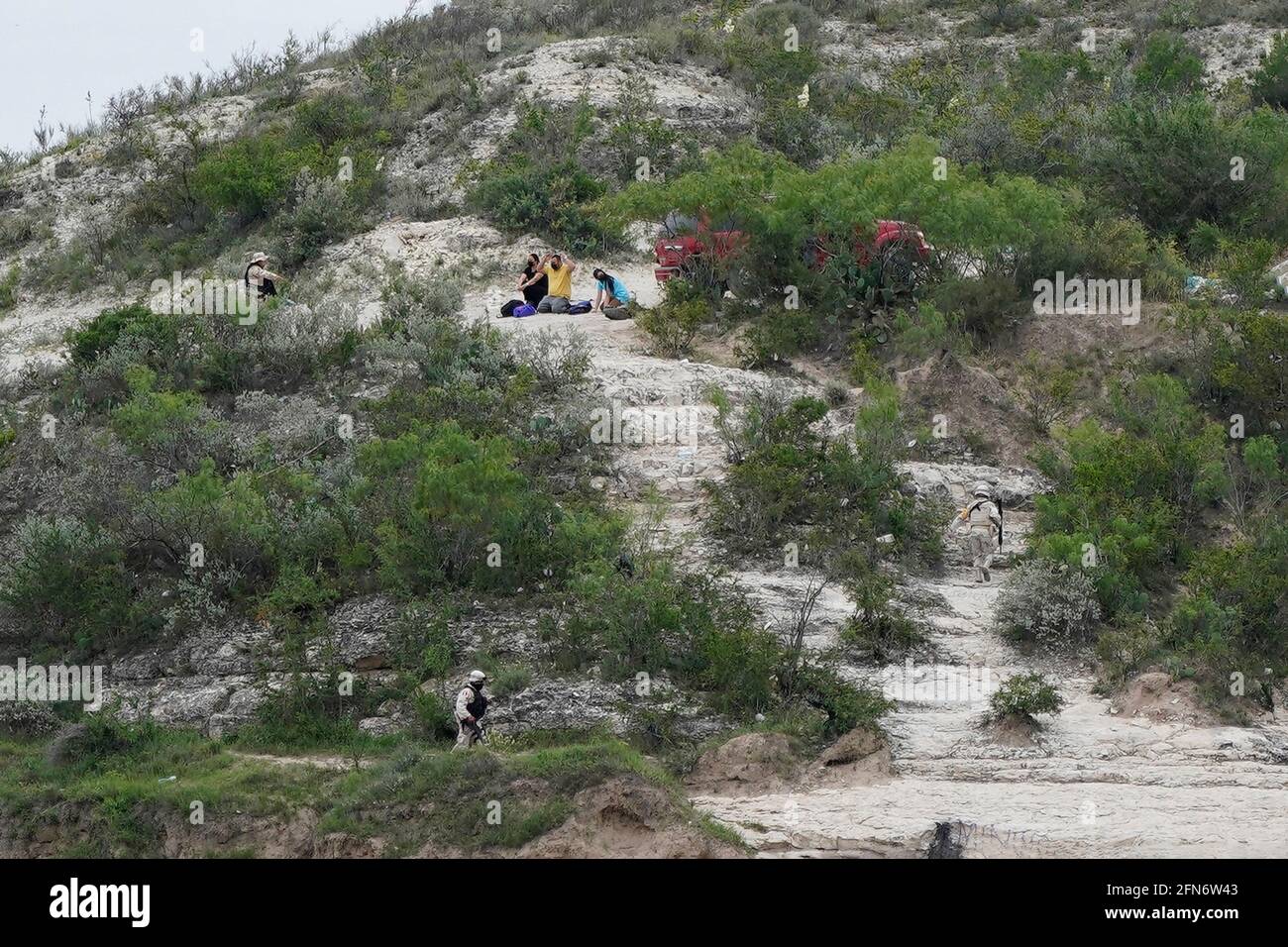 Del Rio, États-Unis. 13 mai 2021. L'armée mexicaine intercepte un petit groupe de migrants qui tentent de traverser le Rio Grande vers les États-Unis. Selon des estimations non officielles, environ 200,000 000 migrants ont traversé les États-Unis le long de la frontière sud depuis février 2021. (Photo de J Lamparski/SOPA Images/Sipa USA) crédit: SIPA USA/Alay Live News Banque D'Images