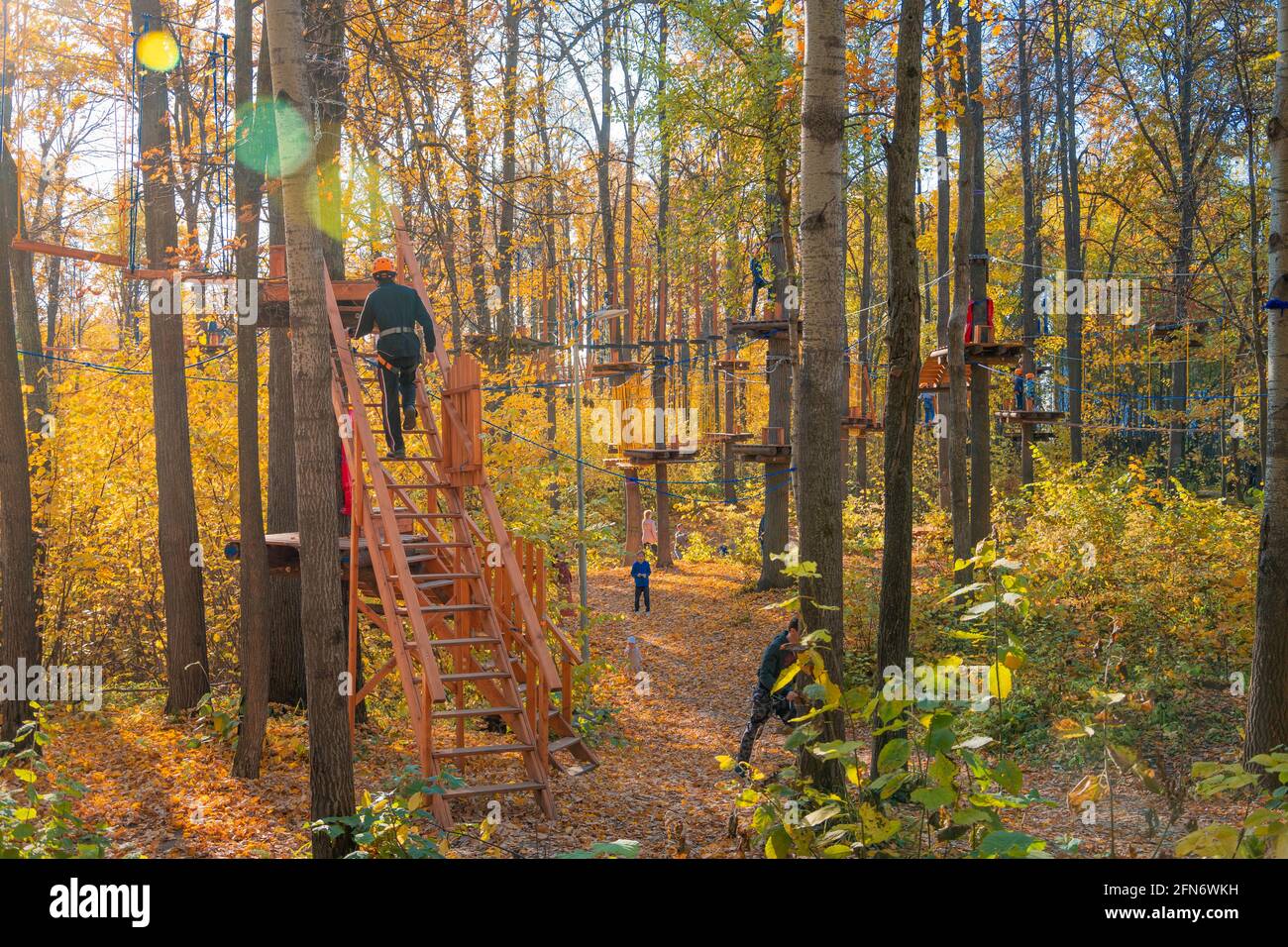 Enfants Grimper Aux Arbres Banque D'image Et Photos - Alamy