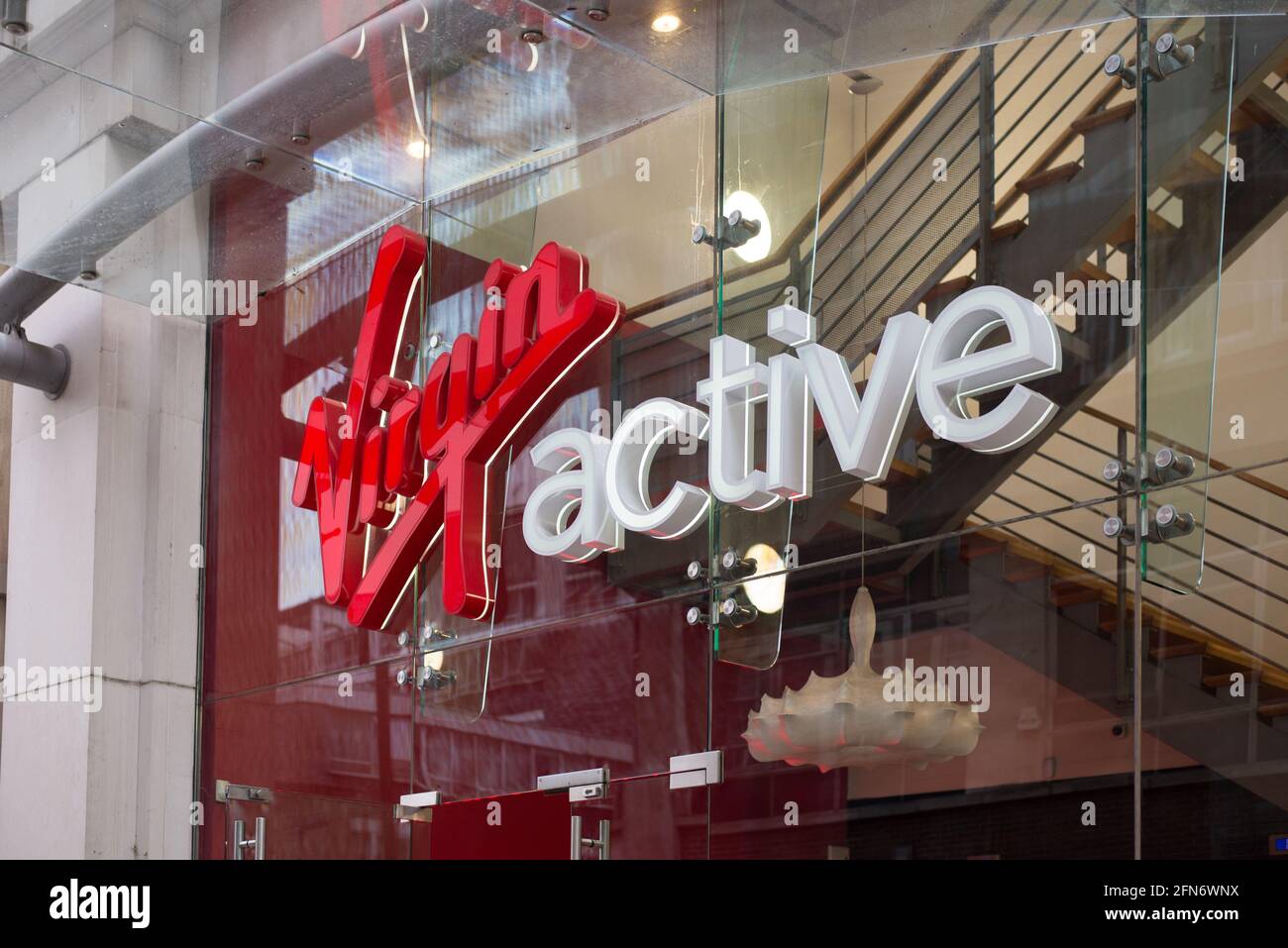 Enseigne de boutique avec logo Virgin Active Gym à l'avant Banque D'Images
