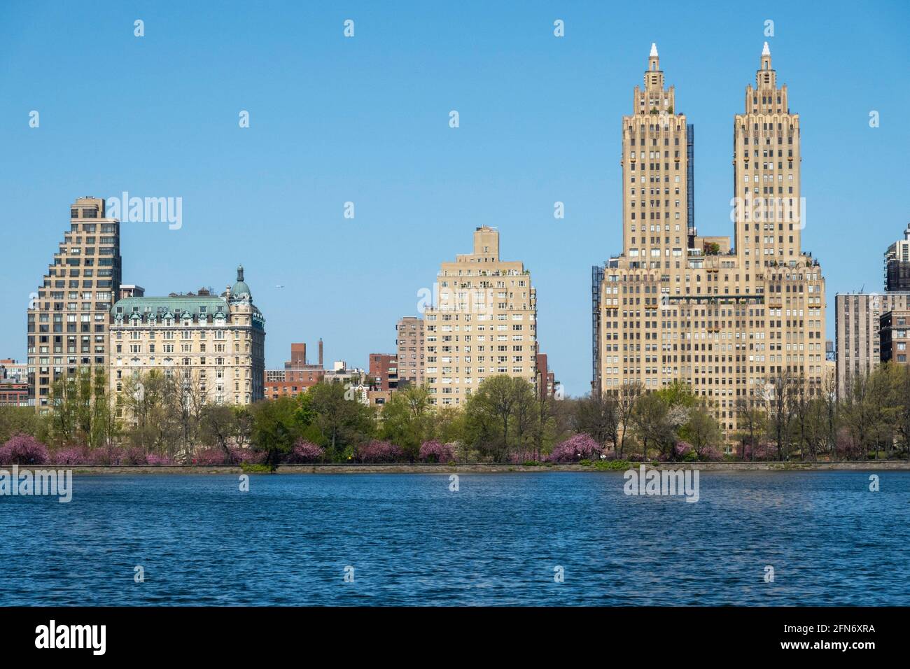 Le Central Park Reservoir avec l'Eldorado en arrière-plan, NYC, USA 2014 Banque D'Images