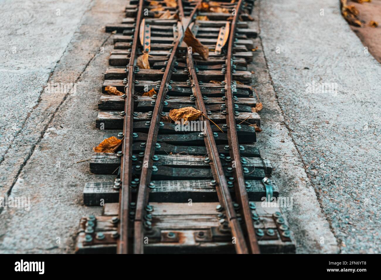 Ancienne voie ferrée avec des rails se débrançant dans deux directions différentes. Banque D'Images