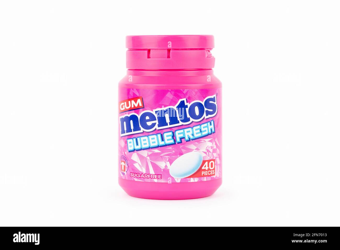 Un bain de Mentos bubble chewing-gum frais sur fond blanc. Banque D'Images