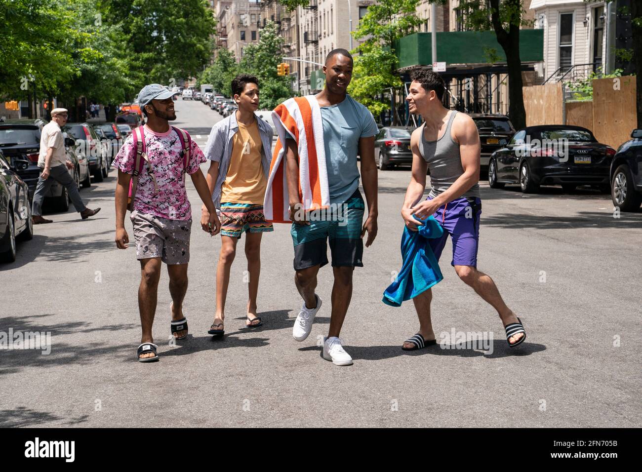 DATE DE SORTIE : juin. 2021 TITLE: In the Heights STUDIO: 5000 Broadway Productions DIRECTOR: Jon M. Chu PLOT: Le parfum d'un cafecito caliente est suspendu dans l'air juste en dehors de la station de métro 181st Street. Le propriétaire de bodega magnétique et agréable Usnavi sauve chaque centime de sa mouture quotidienne comme il l'espère, imagine et chante une vie meilleure. AVEC: NOAH CATALA, COREY HAWKINS, GREGORY DIAZ IV ET ANTHONY RAMOS. (Credit image: © 5000 Broadway Productions/Entertainment Pictures) Banque D'Images