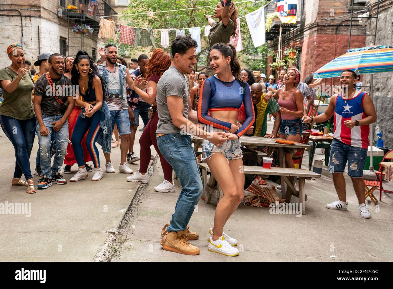 DATE DE SORTIE : juin. 2021 TITLE: In the Heights STUDIO: 5000 Broadway Productions DIRECTOR: Jon M. Chu PLOT: Le parfum d'un cafecito caliente est suspendu dans l'air juste en dehors de la station de métro 181st Street. Le propriétaire de bodega magnétique et agréable Usnavi sauve chaque centime de sa mouture quotidienne comme il l'espère, imagine et chante une vie meilleure. AVEC: ANTHONY RAMOS ET MELISSA BARRERA. (Credit image: © 5000 Broadway Productions/Entertainment Pictures) Banque D'Images