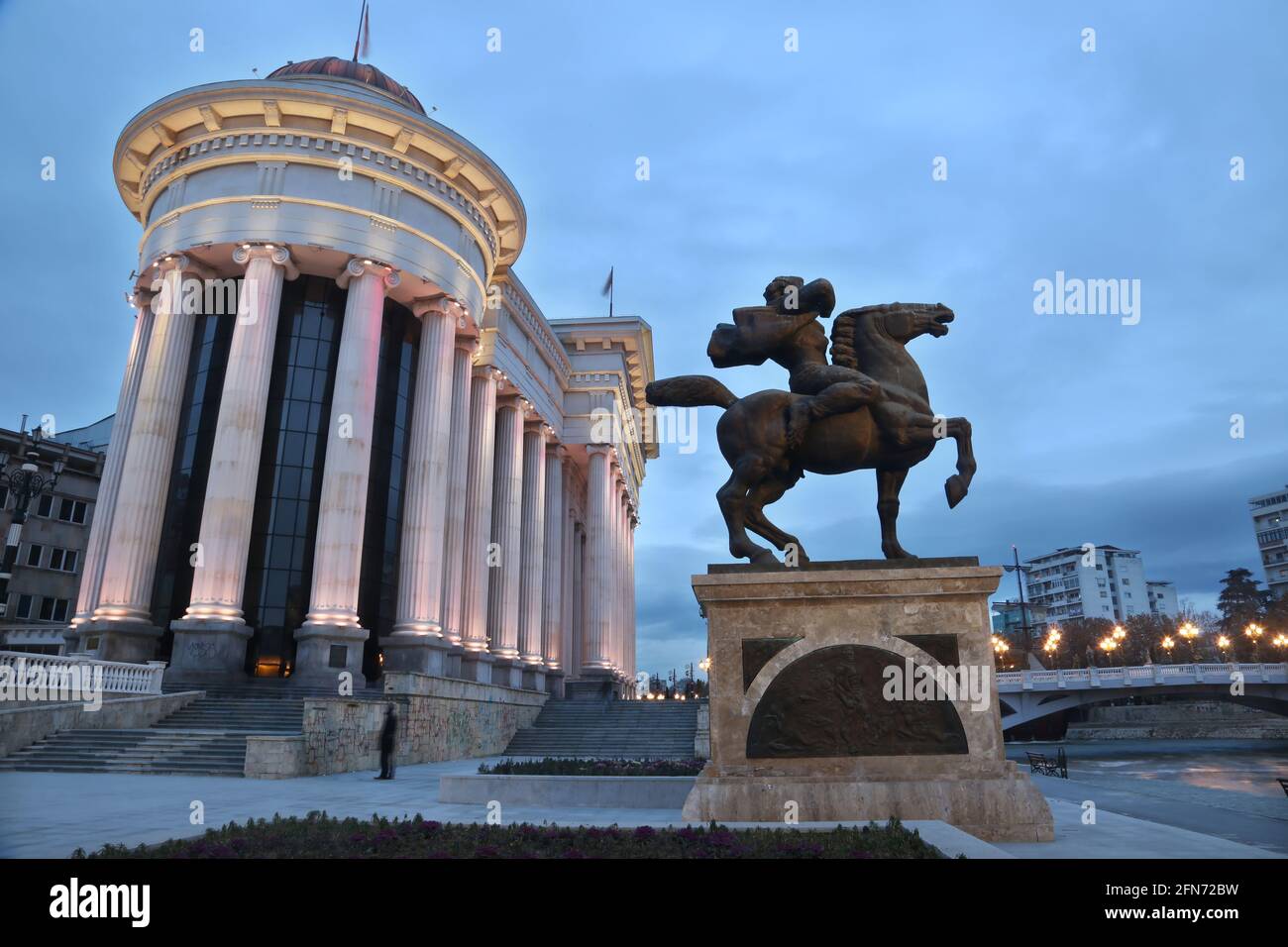 Musée archéologique de Skopje et Monument de Karposh sur la place de Macédoine à Skopje, Macédoine. Le pont de pierre est considéré comme un symbole de Skopje. Banque D'Images
