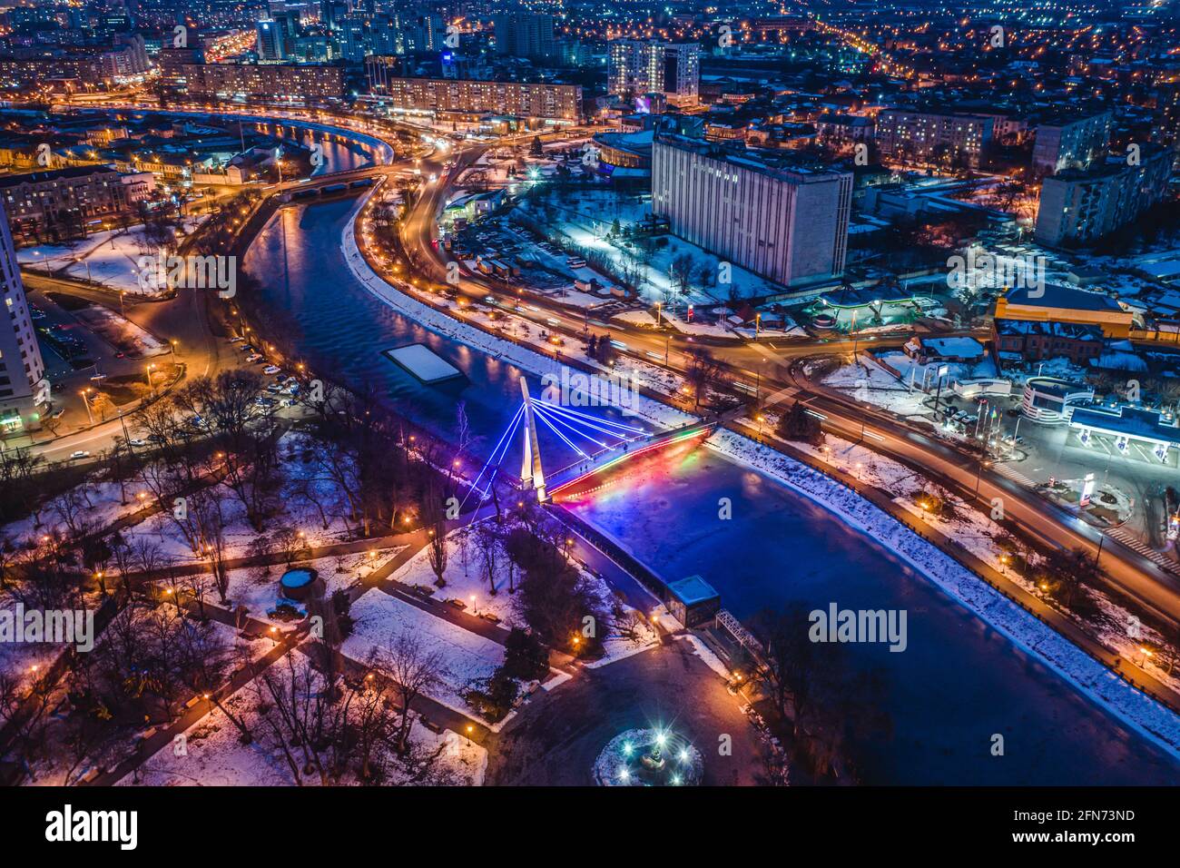 Pont sur la rivière dans le parc illuminé Strelka à Kharkiv Banque D'Images