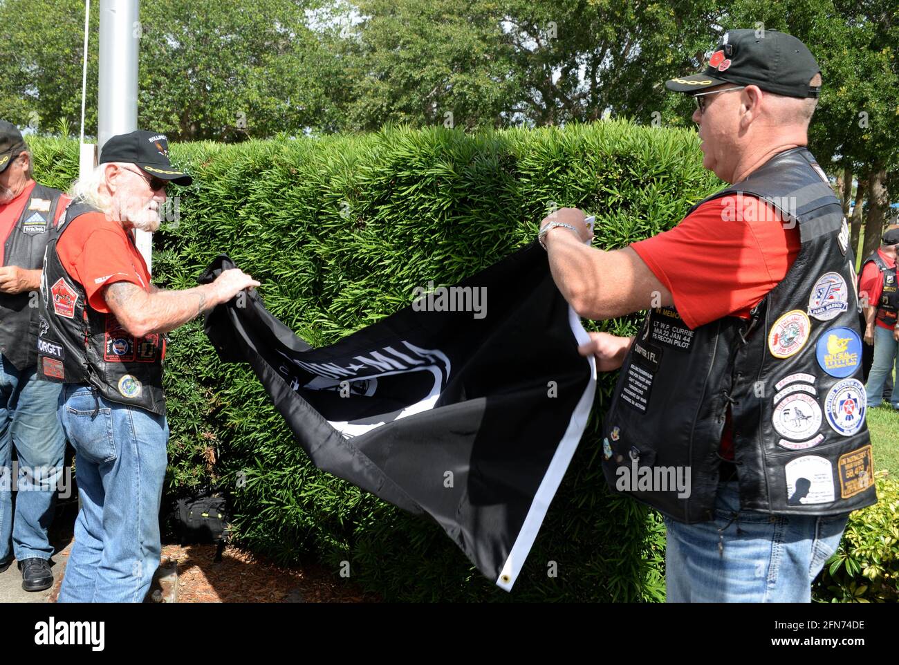 Melbourne. Comté de Brevard. Floride. ÉTATS-UNIS. 14 mai 2021. En raison de la pandémie de Corona, la cérémonie de levée d'un POW/MIA à l'entrée de l'aéroport international d'Orlando Melbourne a été retardée jusqu'à maintenant. OK Armstrong, un vétéran de la deuxième Guerre mondiale de 93 ans, était sur place alors que les membres du Chapitre 1 de Rolling Thunder Florida soulevaient le drapeau. Crédit : Julian Leek/Alay Live News Banque D'Images