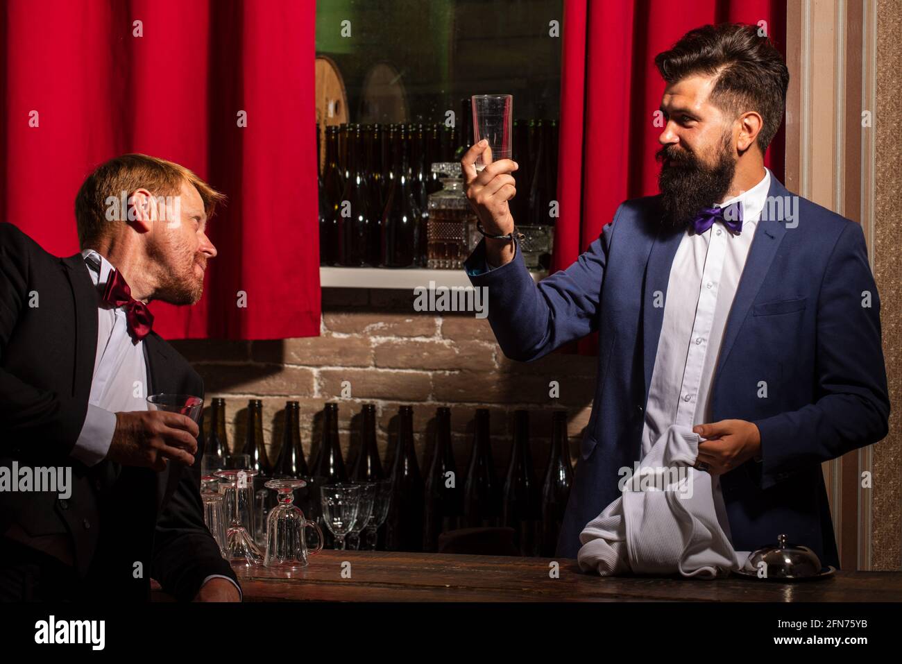 Barmen et client. Boisson alcoolisée. Barman au comptoir. Taille basse au  bar. Ancienne boisson traditionnelle à base de whisky. Boisson Gentlemans  Photo Stock - Alamy