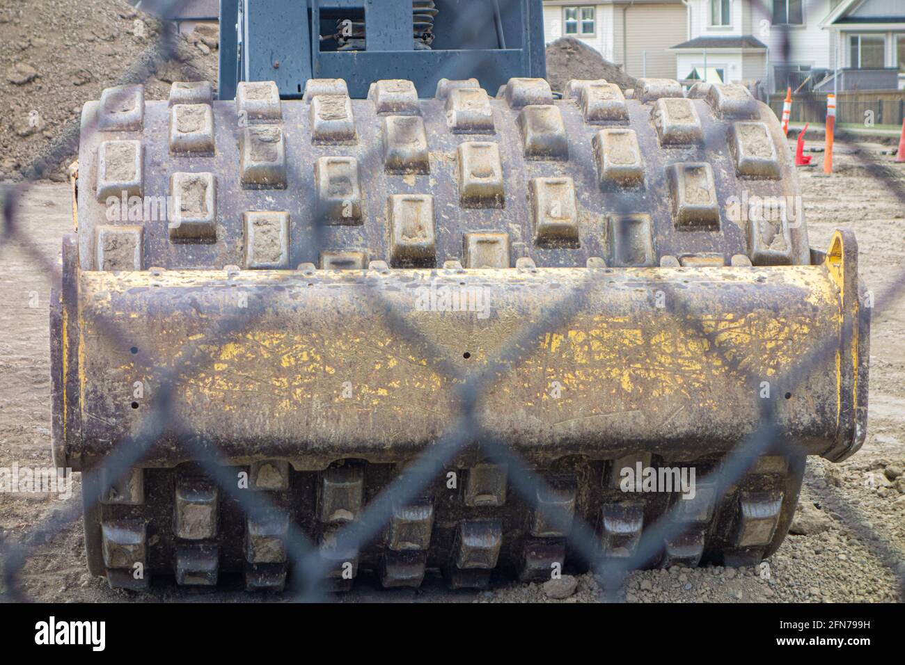 Équipement de construction derrière une clôture en treillis métallique sur le site Banque D'Images