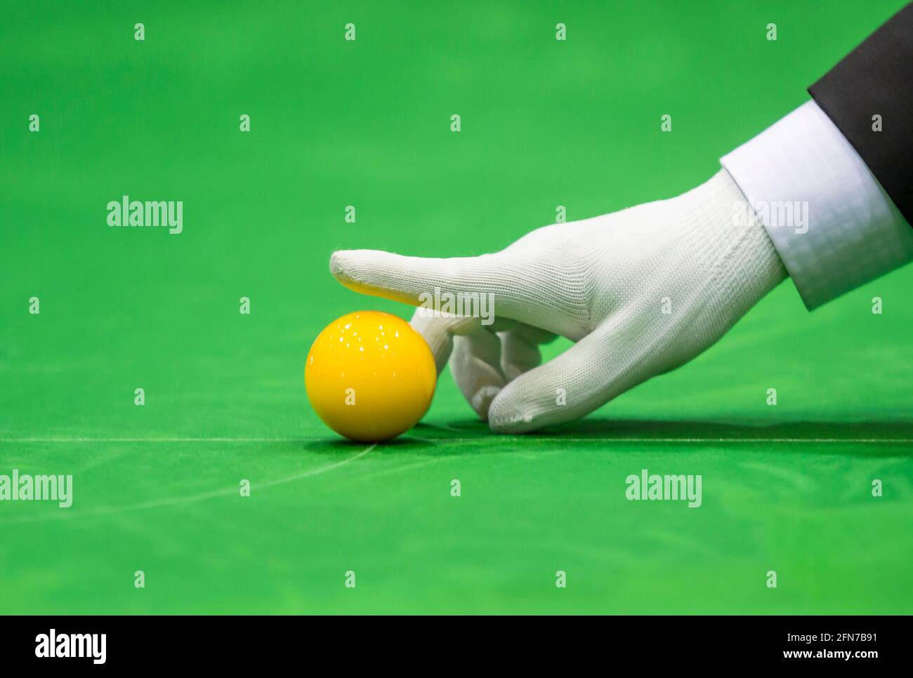 Le snooker arbitre a mis en place le ballon pour le nouveau jeu Banque D'Images