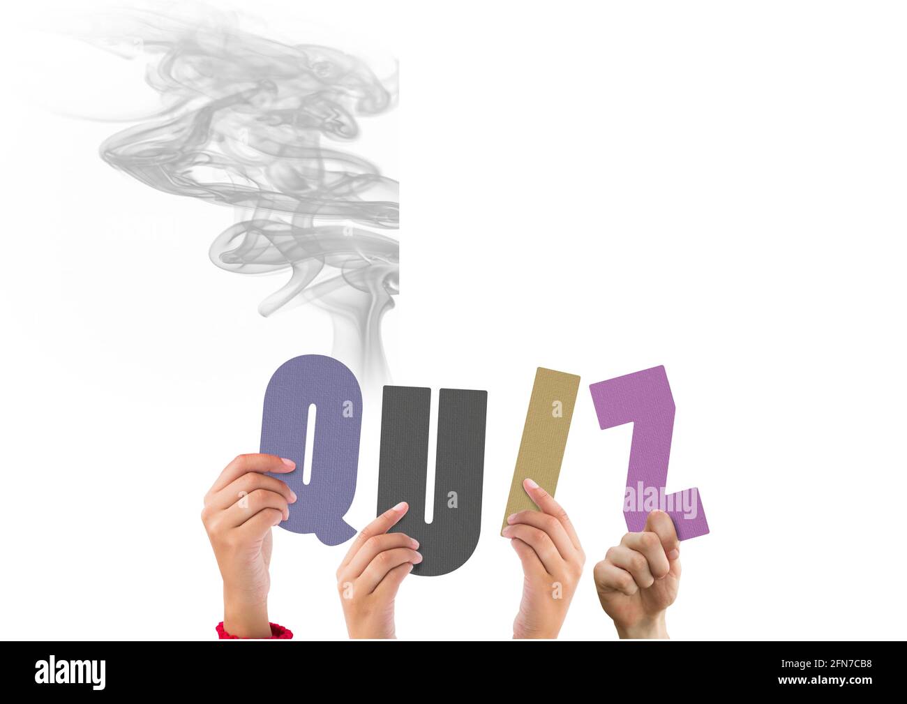 Composition du quiz en lettres multicolores détenues par des personnes avec fumée grise Banque D'Images