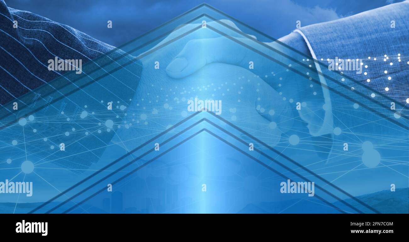 Réseau de connexions et de formes géométriques abstraites contre deux hommes d'affaires serrer les mains Banque D'Images