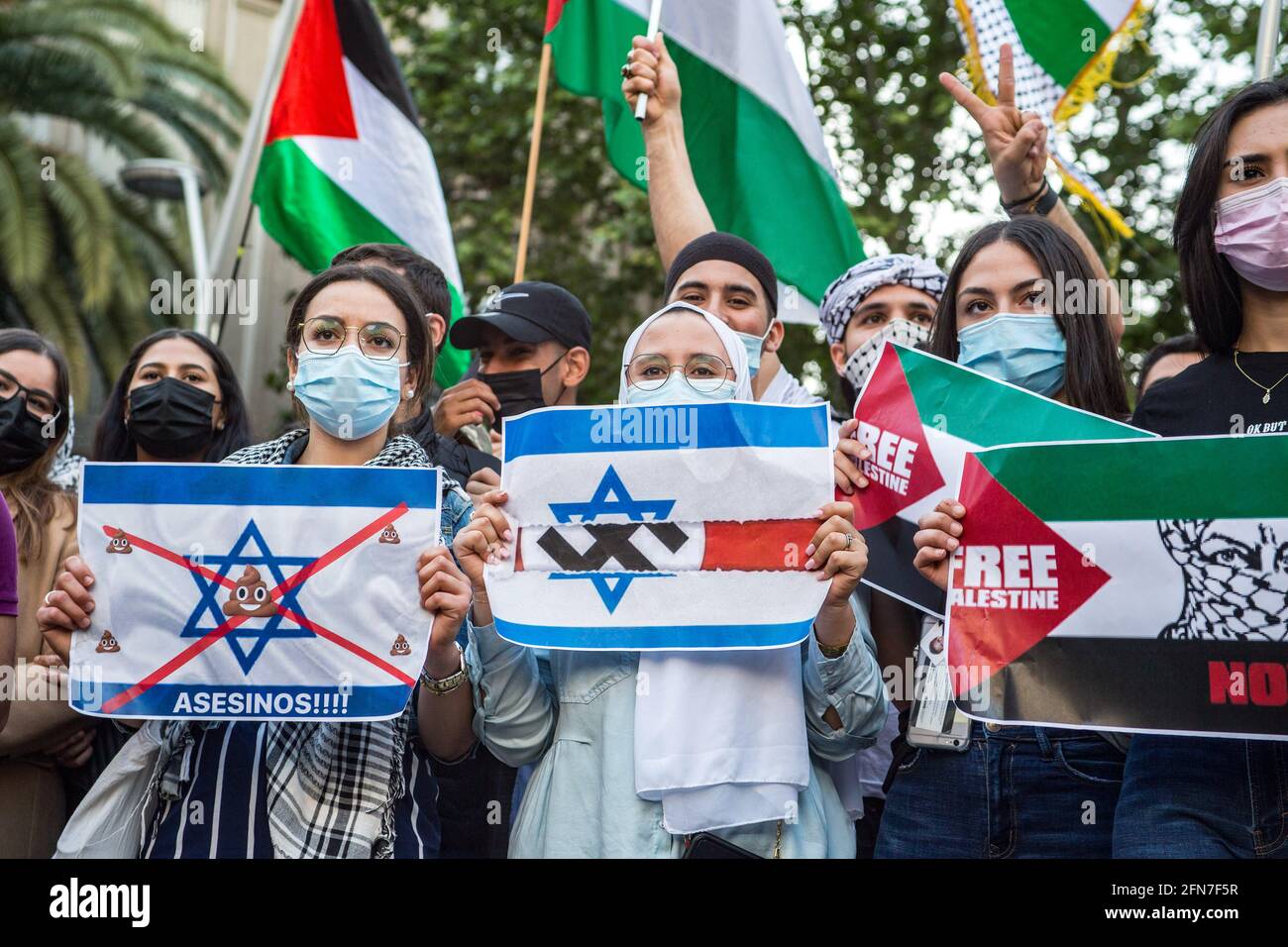 Barcelone, Espagne. 14 mai 2021. Le manifestant tient une bannière avec un drapeau israélien devant un drapeau nazi pendant la manifestation. La Communauté palestinienne de Catalogne a manifesté contre l'État d'Israël, devant la délégation du gouvernement espagnol à Barcelone, en raison des derniers événements du conflit. Les manifestants demandent à l'État espagnol de ne pas être en accord avec les pratiques des forces de sécurité israéliennes. Crédit : SOPA Images Limited/Alamy Live News Banque D'Images