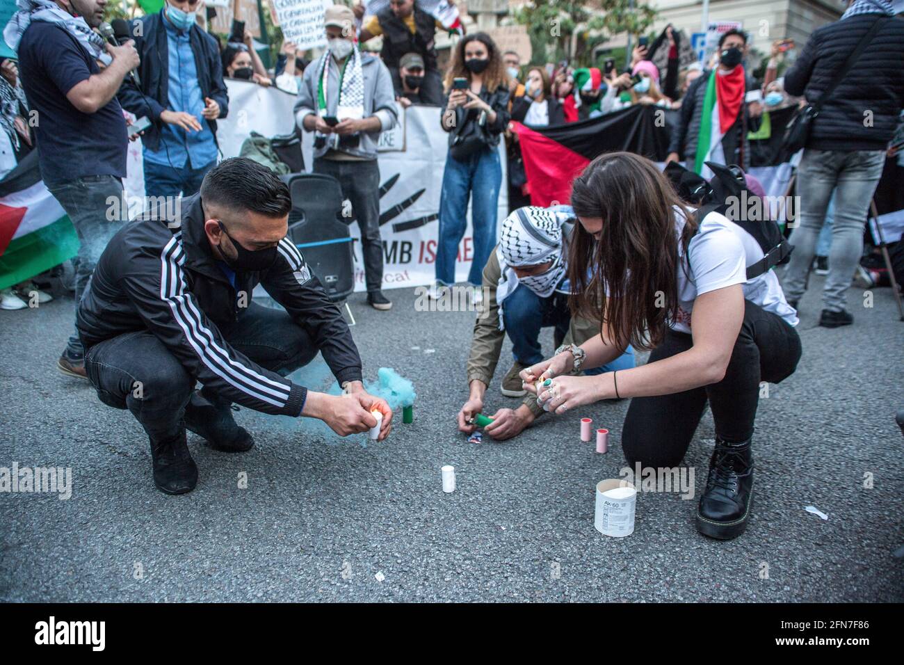 Barcelone, Espagne. 14 mai 2021. Les manifestants illuminent les éruptions pendant la manifestation. La Communauté palestinienne de Catalogne a manifesté contre l'État d'Israël, devant la délégation du gouvernement espagnol à Barcelone, en raison des derniers événements du conflit. Les manifestants demandent à l'État espagnol de ne pas être en accord avec les pratiques des forces de sécurité israéliennes. (Photo de Thiago Prudencio/SOPA Images/Sipa USA) crédit: SIPA USA/Alay Live News Banque D'Images