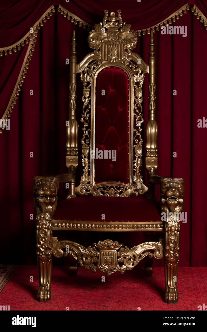 Chaise royal rouge sur fond de rideaux rouges. Place pour le roi. Discours  du Trône Photo Stock - Alamy