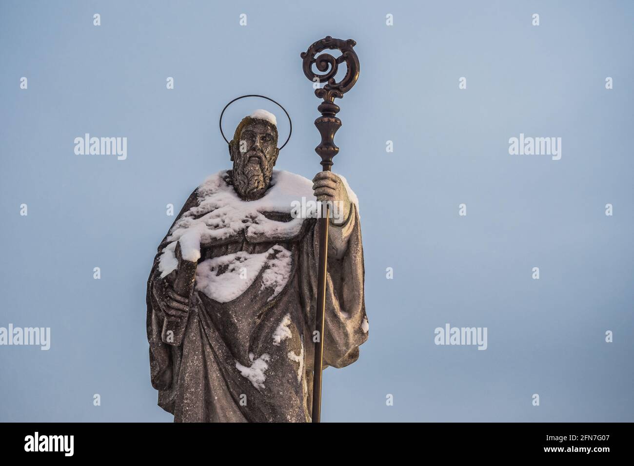 Saint Benoît de Nursia Statue sur Sonntagberg dans le Mostviertel ou must quartier de Basse-Autriche recouvert de neige. Reproduction d'une sculpture m Banque D'Images