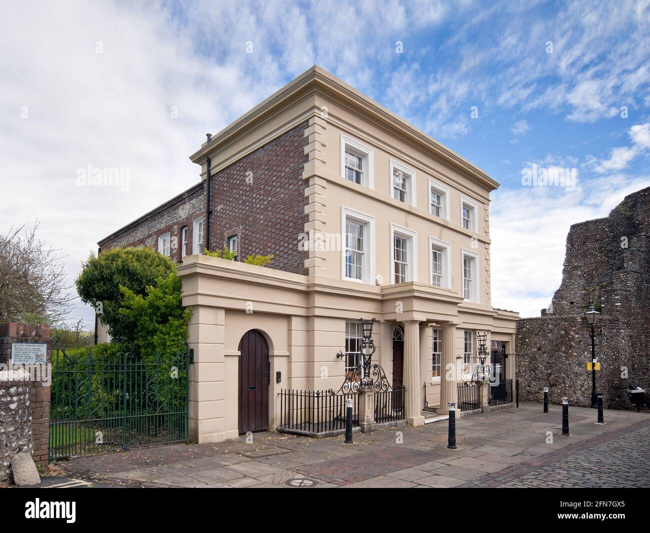 LEWES, EAST SUSSEX, Royaume-Uni - 29 AVRIL 2012 : vue extérieure de la maison Castlegate, près du château de Lewes Banque D'Images