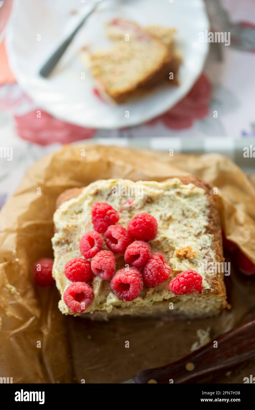Gateau A L Avocat Au Citron Vert Avec Framboises Glacage A L Avocat Photo Stock Alamy Gateau A L Avocat Au Citron Vert Avec Framboises Glacage A L Avocat Photo Stock Alamy