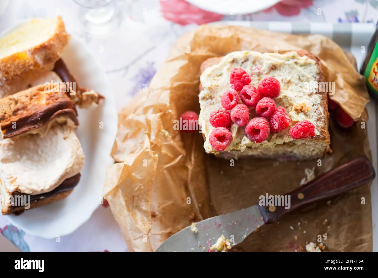 Gateau A L Avocat Au Citron Vert Avec Framboises Glacage A L Avocat Photo Stock Alamy