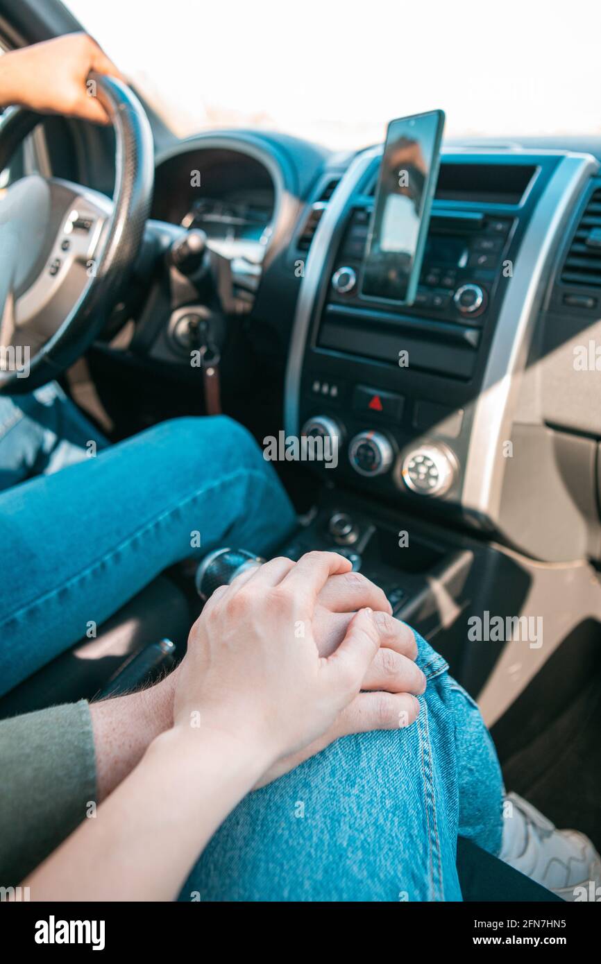Couple En Voiture Tenant Les Mains Amour Voyage Romantique De Route Photo Stock Alamy