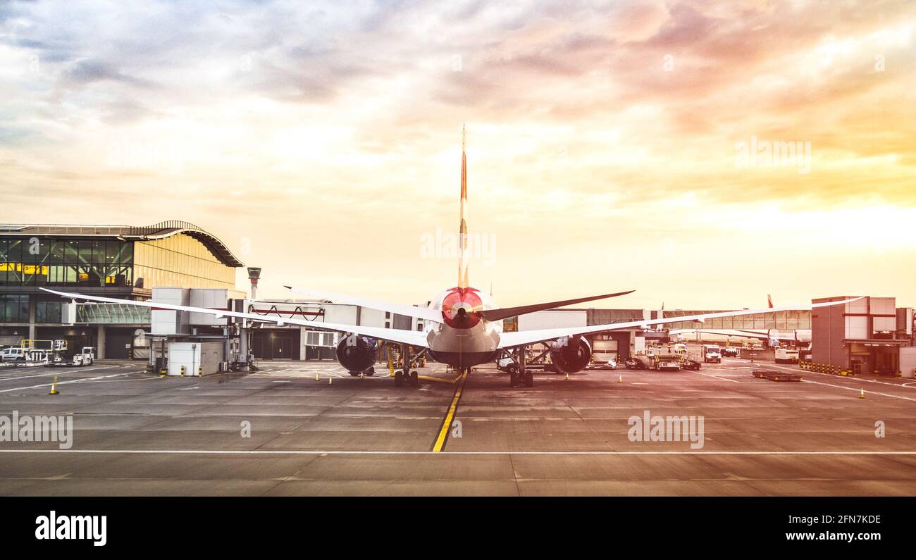 Vue arrière de l'avion moderne à la porte du terminal prête pour Décollage sur piste - aéroport international avec ciel nuageux - Concept de voyage et de wanderlust Banque D'Images