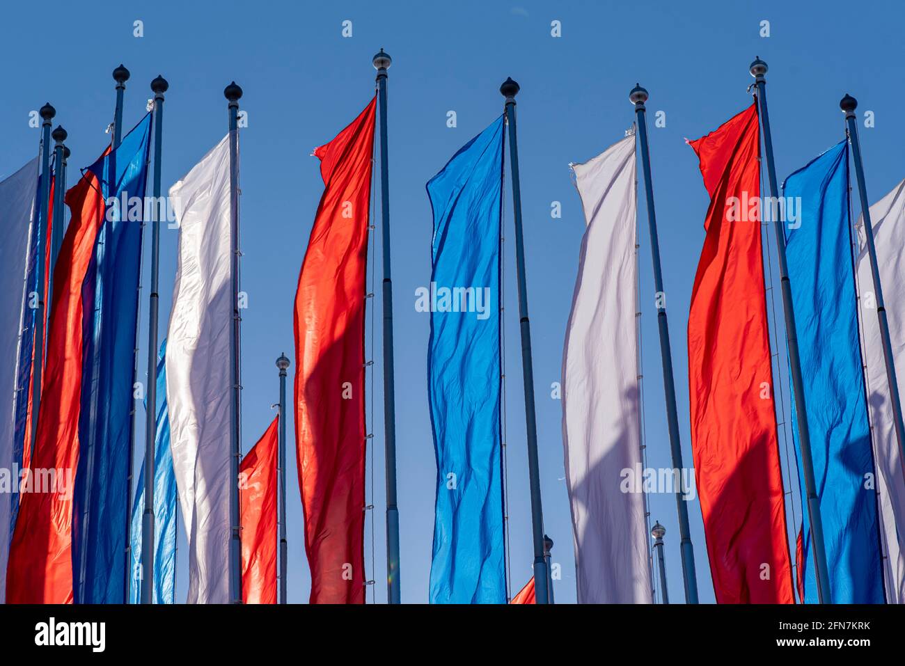 Drapeaux blancs, bleus, rouges en tant que drapeau russe au total. Imitation de drapeau de la Russie dans une rue pendant la chaude journée ensoleillée. Banque D'Images